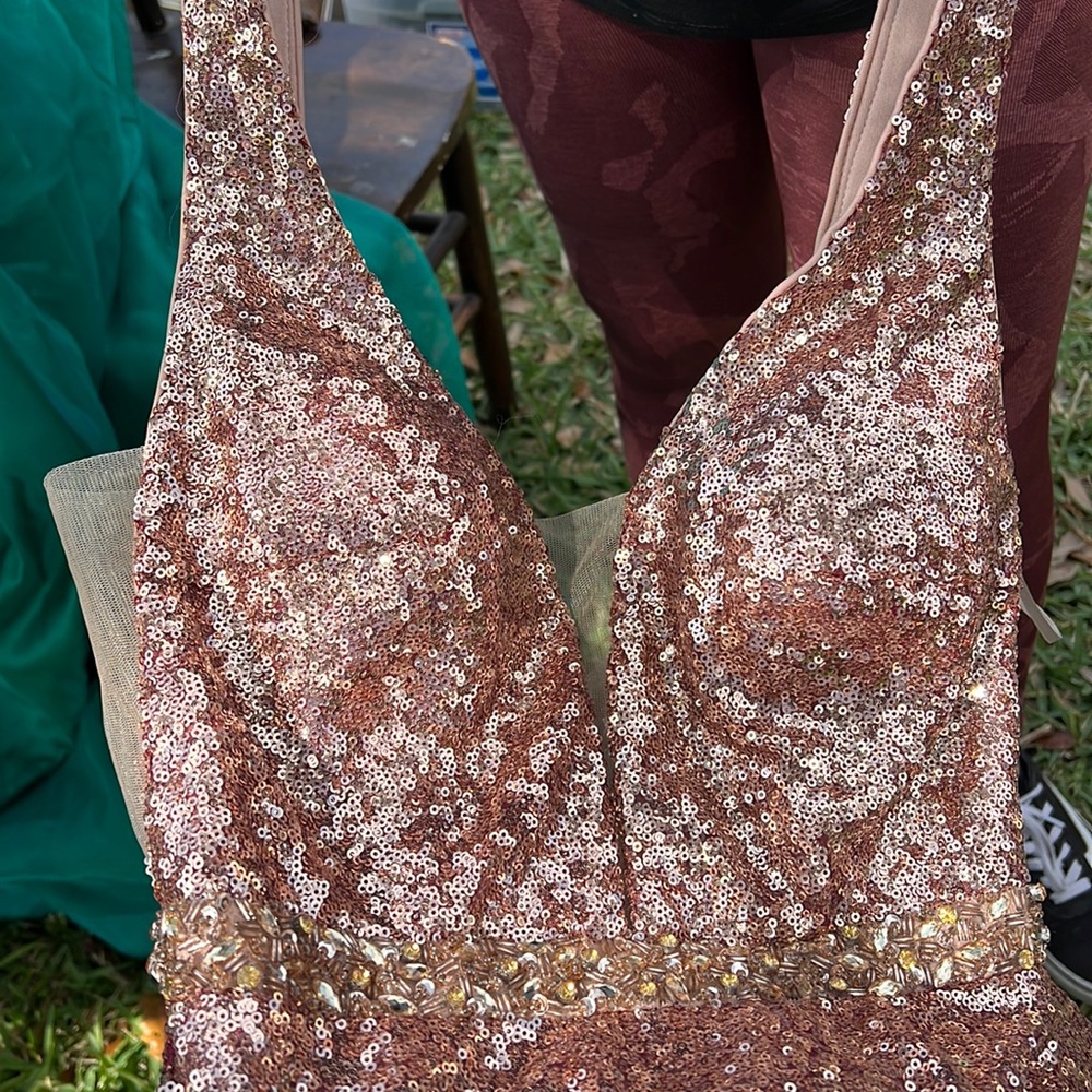 Nice Beautiful dress !! Gold size xs!!